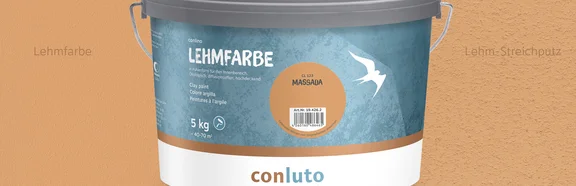 conluto Lehmfarbe im Eimer (Farbton Massada) vor Wandausschnitt im selben Farbton