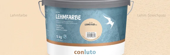 Lehmfarbe Lehmocker hell conluto Lehmfarbe im Eimer (Farbton Lehmocker hell) vor Wandausschnitt im selben Farbton