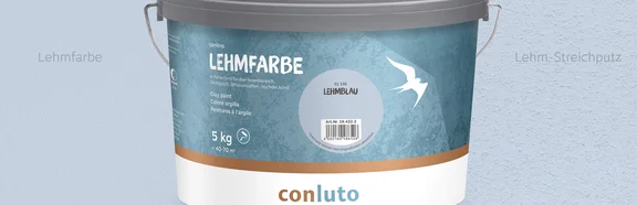 Lehmfarbe Lehmblau conluto Lehmfarbe im Eimer (Farbton Lehmblau) vor Wandausschnitt im selben Farbton
