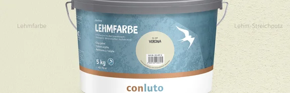 Lehmfarbe Verona conluto Lehmfarbe im Eimer (Farbton Verona) vor Wandausschnitt im selben Farbton