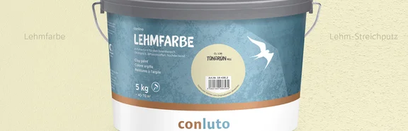 Lehmfarbe Tongrün hell conluto Lehmfarbe im Eimer (Farbton Tongrün hell) vor Wandausschnitt im selben Farbton