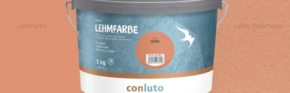 conluto Lehmfarbe im Eimer (Farbton Siena) vor Wandausschnitt im selben Farbton