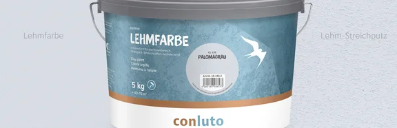Lehmfarbe Palomagrau conluto Lehmfarbe im Eimer (Farbton Palomagrau) vor Wandausschnitt im selben Farbton