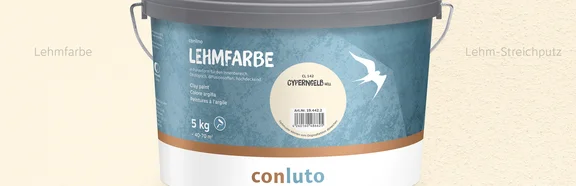 Lehmfarbe Cyperngelb hell conluto Lehmfarbe im Eimer (Farbton Cyperngelb) vor Wandausschnitt im selben Farbton