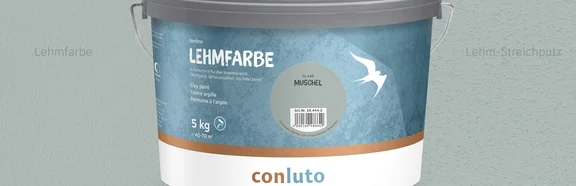 Lehmfarbe Muschel conluto Lehmfarbe im Eimer (Farbton Muschel) vor Wandausschnitt im selben Farbton