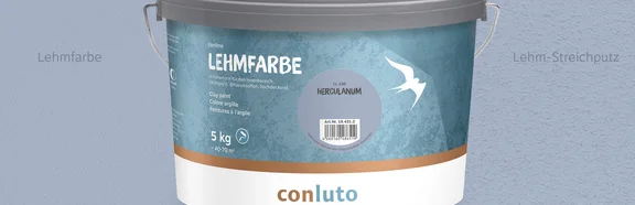 Lehmfarbe Herculanum conluto Lehmfarbe im Eimer (Farbton Herculanum) vor Wandausschnitt im selben Farbton