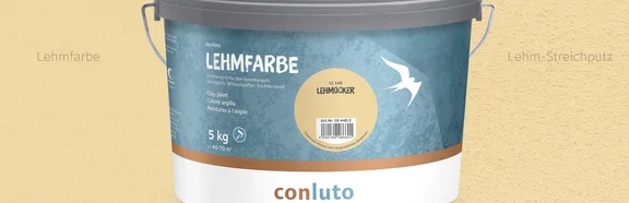 Lehmfarbe Lehmocker conluto Lehmfarbe im Eimer (Farbton Lehmocker) vor Wandausschnitt im selben Farbton