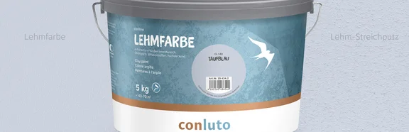 Lehmfarbe Taufblau conluto Lehmfarbe im Eimer (Farbton Taufblau) vor Wandausschnitt im selben Farbton