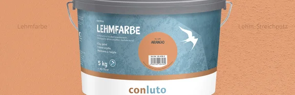 Lehmfarbe Arancio conluto Lehmfarbe im Eimer (Farbton Arancio) vor Wandausschnitt im selben Farbton