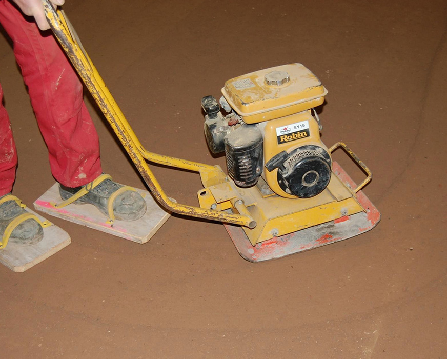 Stampflehmboden mit Rüttelplatten verdichten